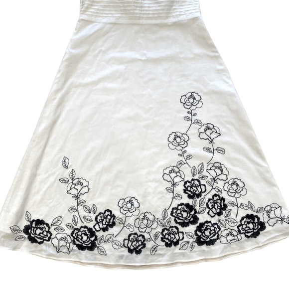 White House Black Market Dresses & Skirts - White House Black Market Floral Embroidered Halter Dress Size 2